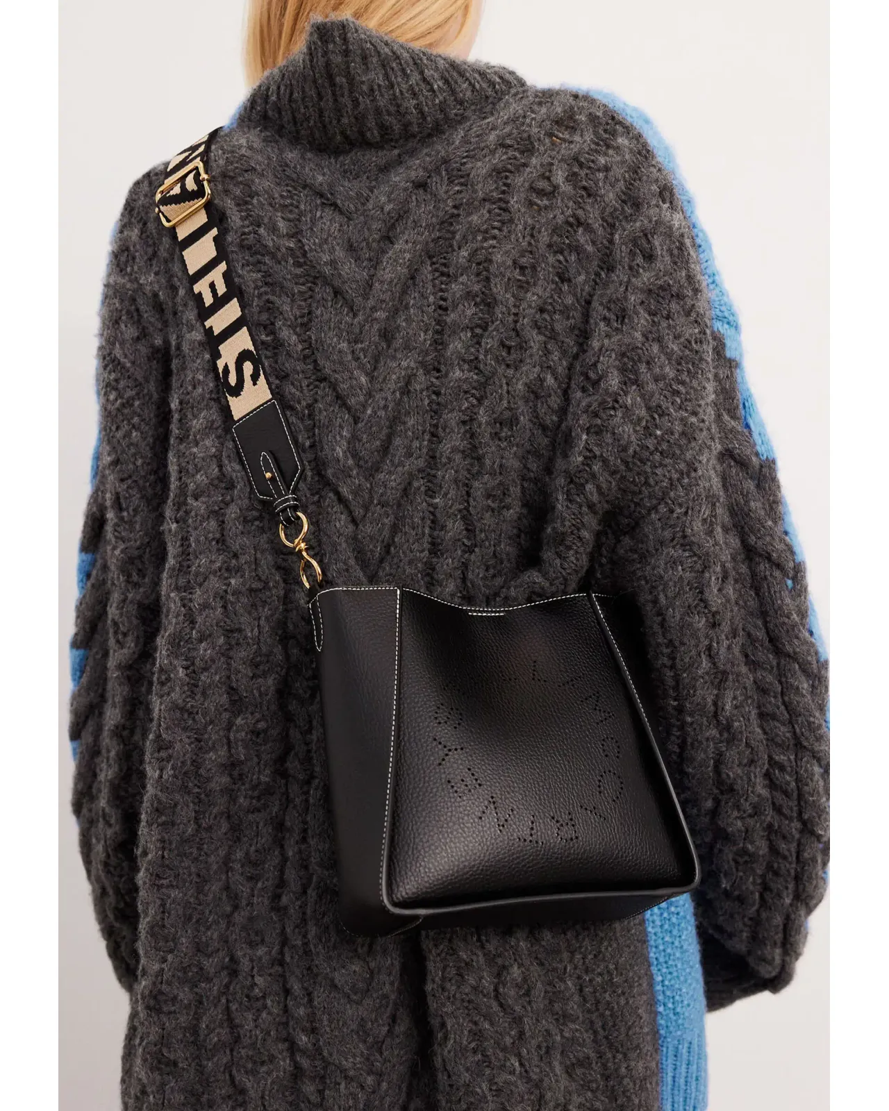 ステラ ロゴ ミニ クロスボディバッグ ブラック | Matsuya Ginza