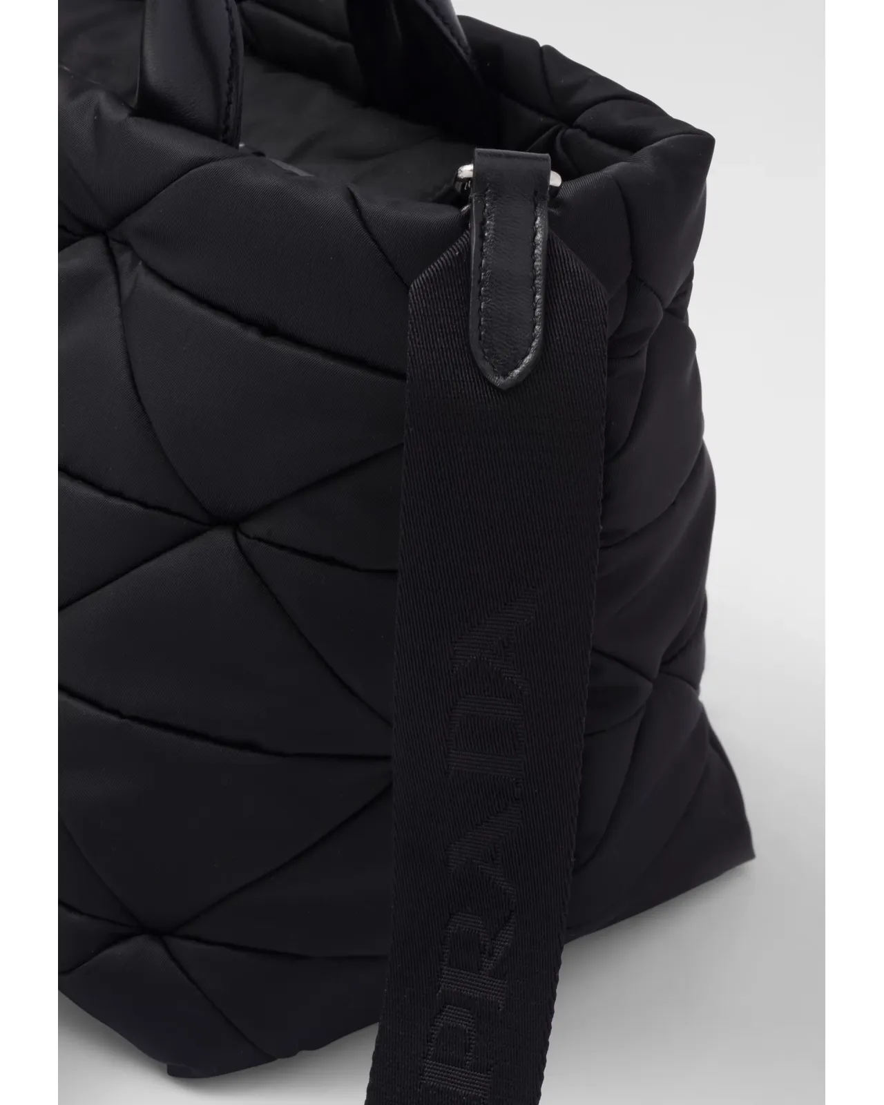 スモール パデッド Re-Nylon トートバッグ 1BG436 RDJN F0002 V OOO