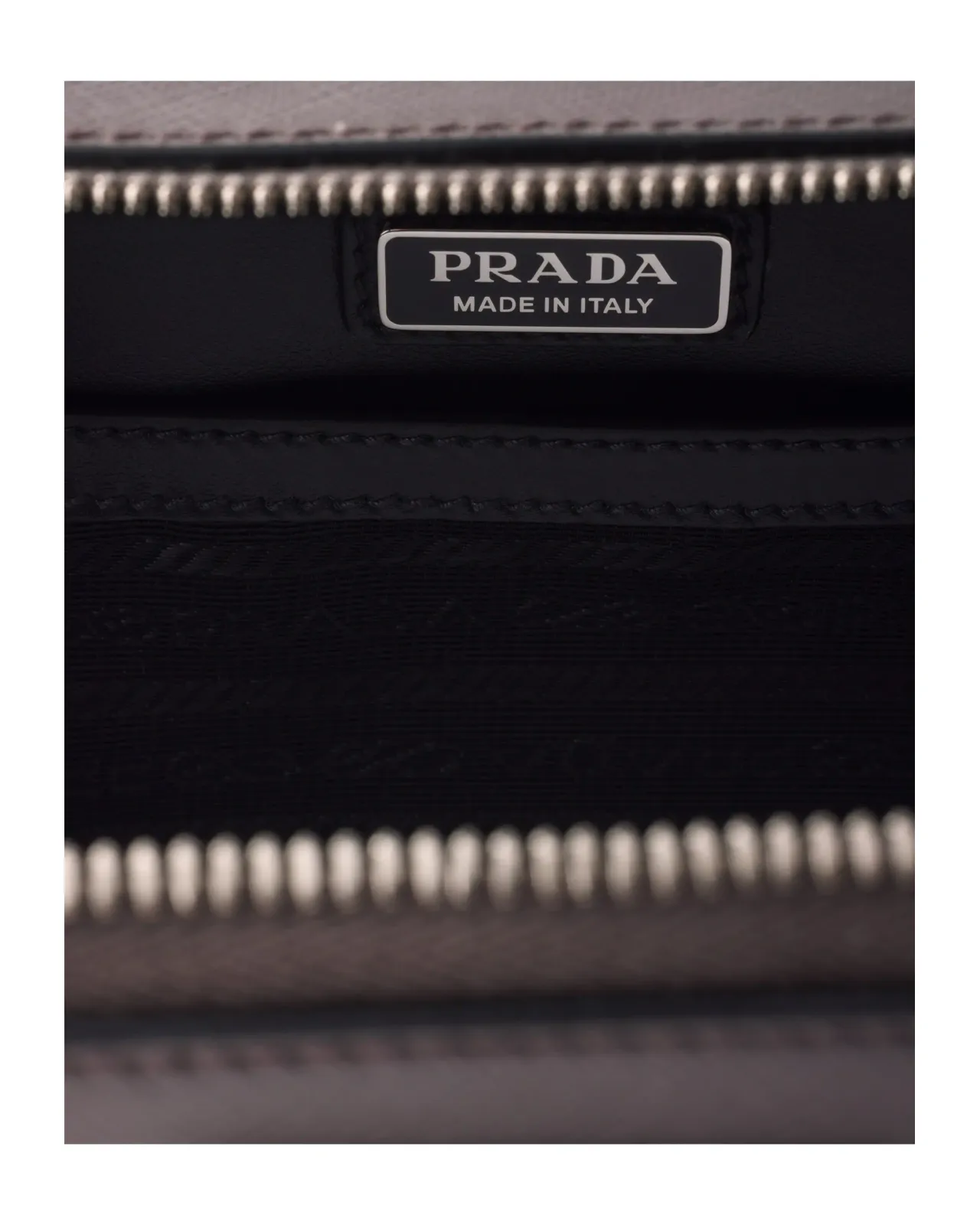 極美品プラダ　サフィアーノレザー 極美品・付属品完備】PRADA 長財布 サフィアーノレザー ブランドロゴ