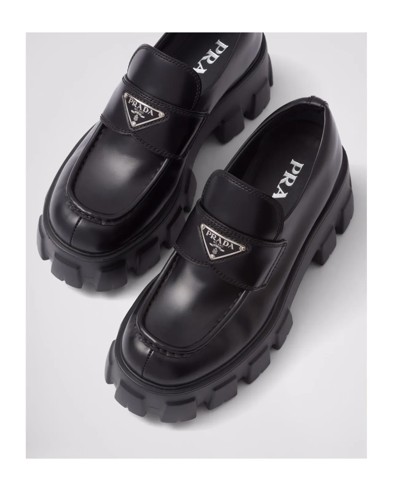 PRADAモノリス ブラッシュドレザーローファー　プラダ 関税負担なし☆プラダ モノリス ブラッシュドレザー ローファー (PRADA