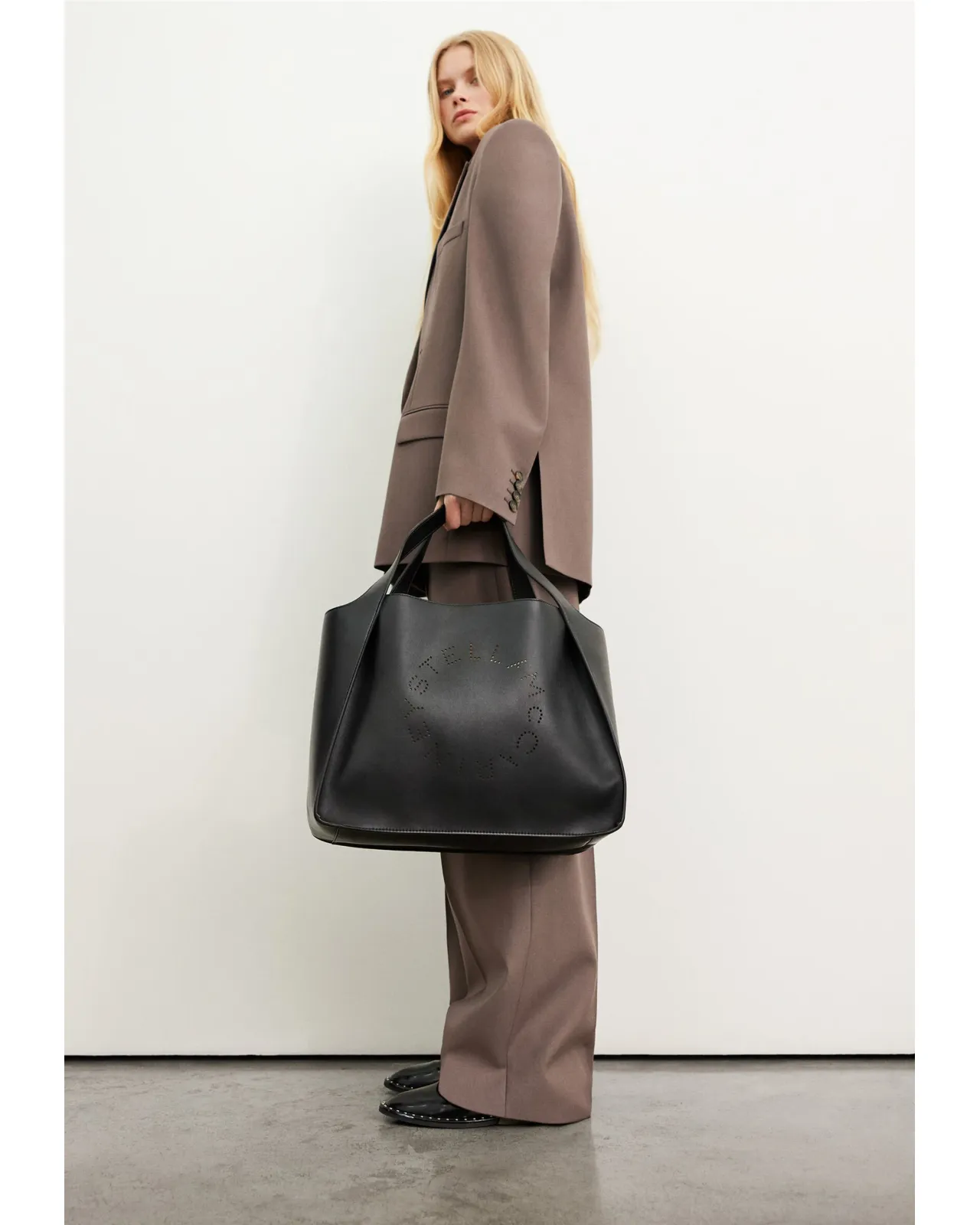 ロゴ クロスボディ トートバッグ ブラック | Matsuya Ginza