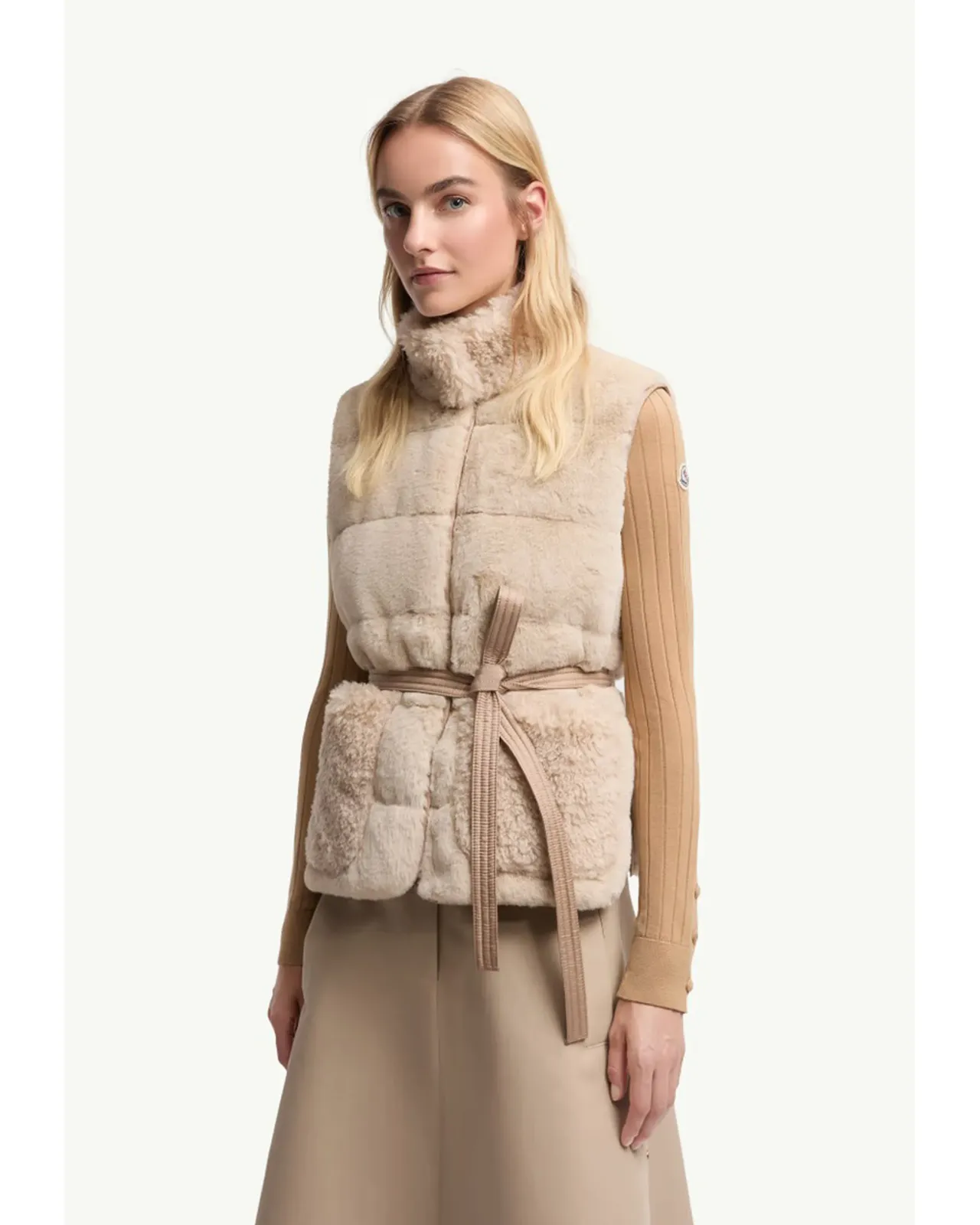 ✨MONCLER✨ベスト/ワッペン/高級/ベージュ/予備ボタン付き/S ベージュ Tibbベスト : ジレ 向けの メンズ | モンクレール