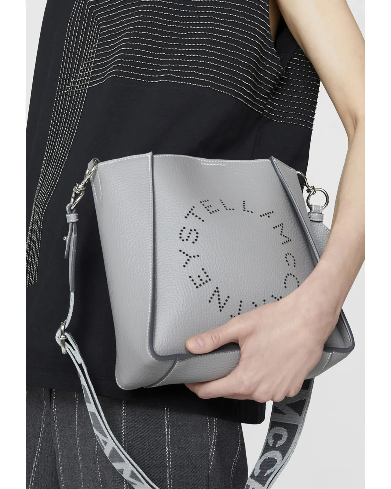 ロゴ スクエア クロスボディ バッグ スモークグレー | Matsuya Ginza