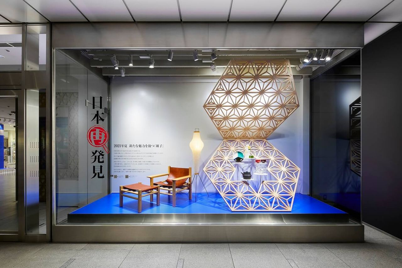 木組みの幾何学モチーフと家具が配された空間に、日本再発見のメッセージを込めた松屋銀座のショーウィンドウ(2021年夏)