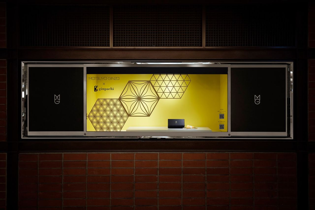 六角形モチーフで都市と自然の共生を描く、Ginza Honeybee Projectのショーウィンドウ（松屋銀座 2021年）
