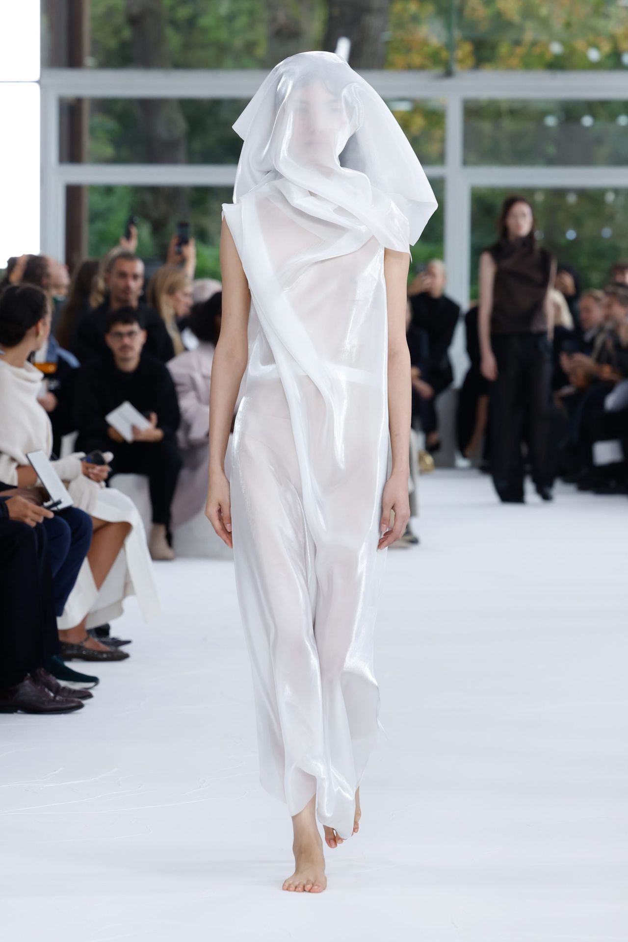 ISSEY MIYAKE 2025春夏コレクション：和紙の美しさに魅せられて 