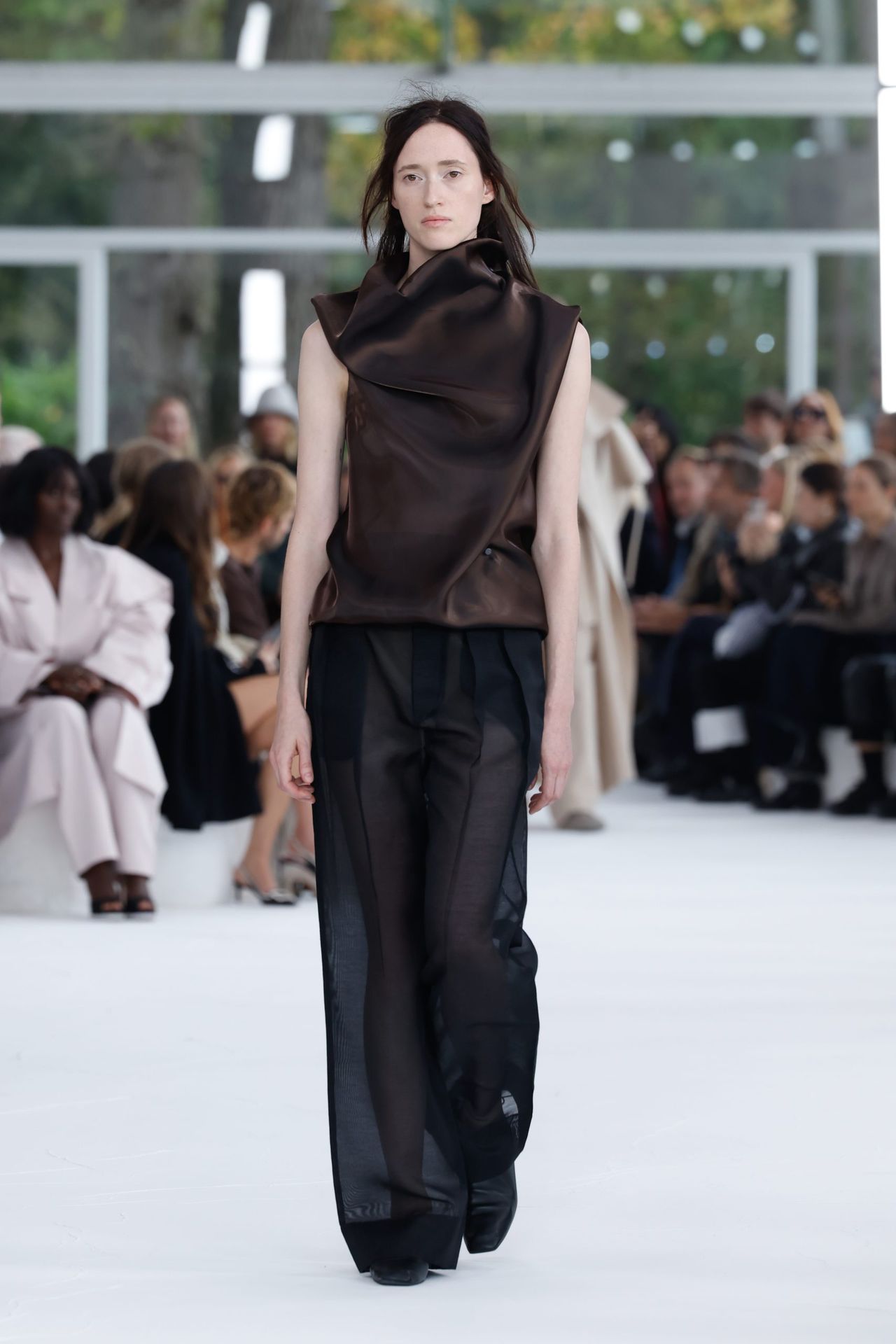 ISSEY MIYAKE 2025春夏コレクション：和紙の美しさに魅せられて