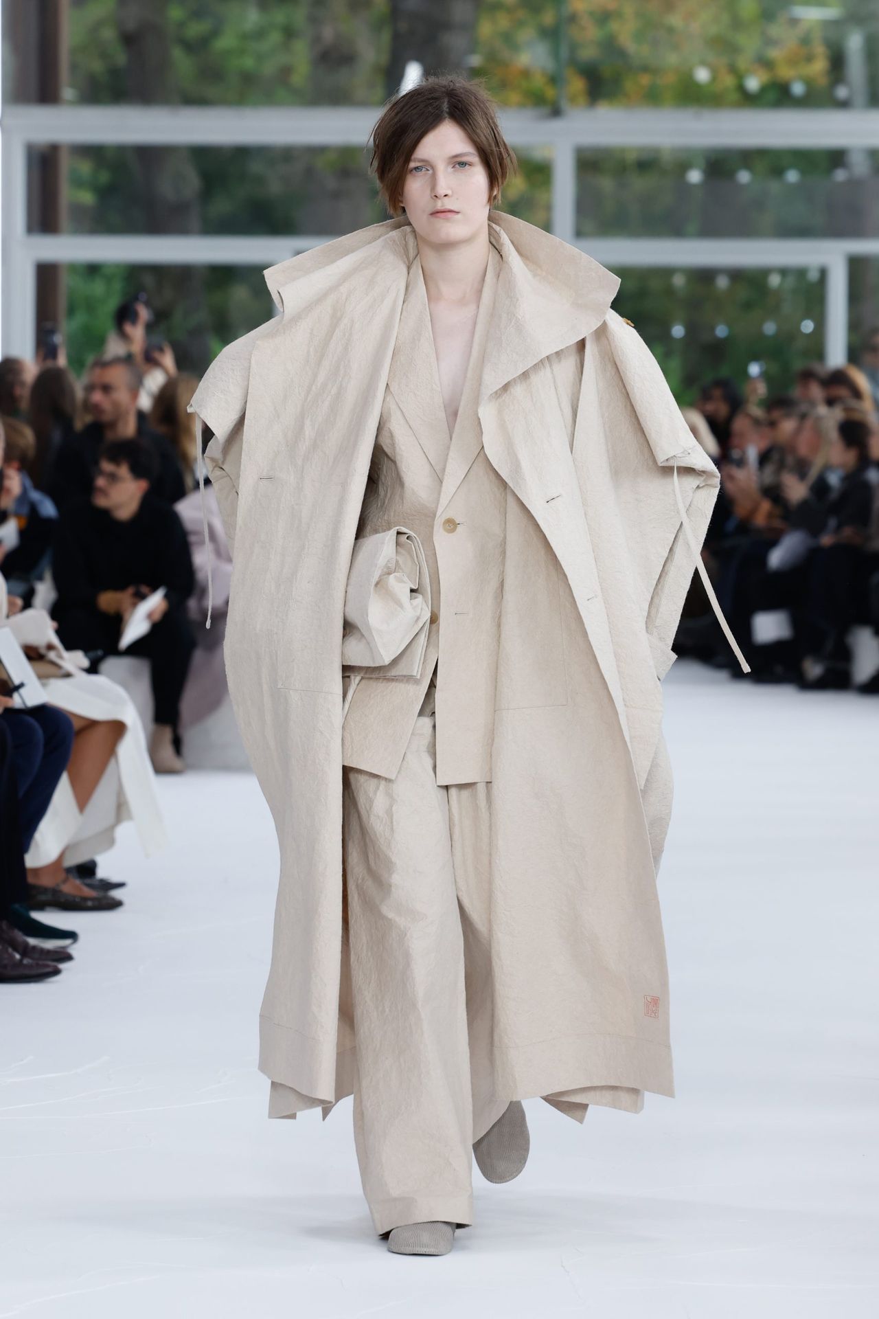 ISSEY MIYAKE 2025春夏コレクション:和紙の美しさに魅せられて ISSEY MIYAKE 2025春夏コレクション:和紙の美しさに魅せられて