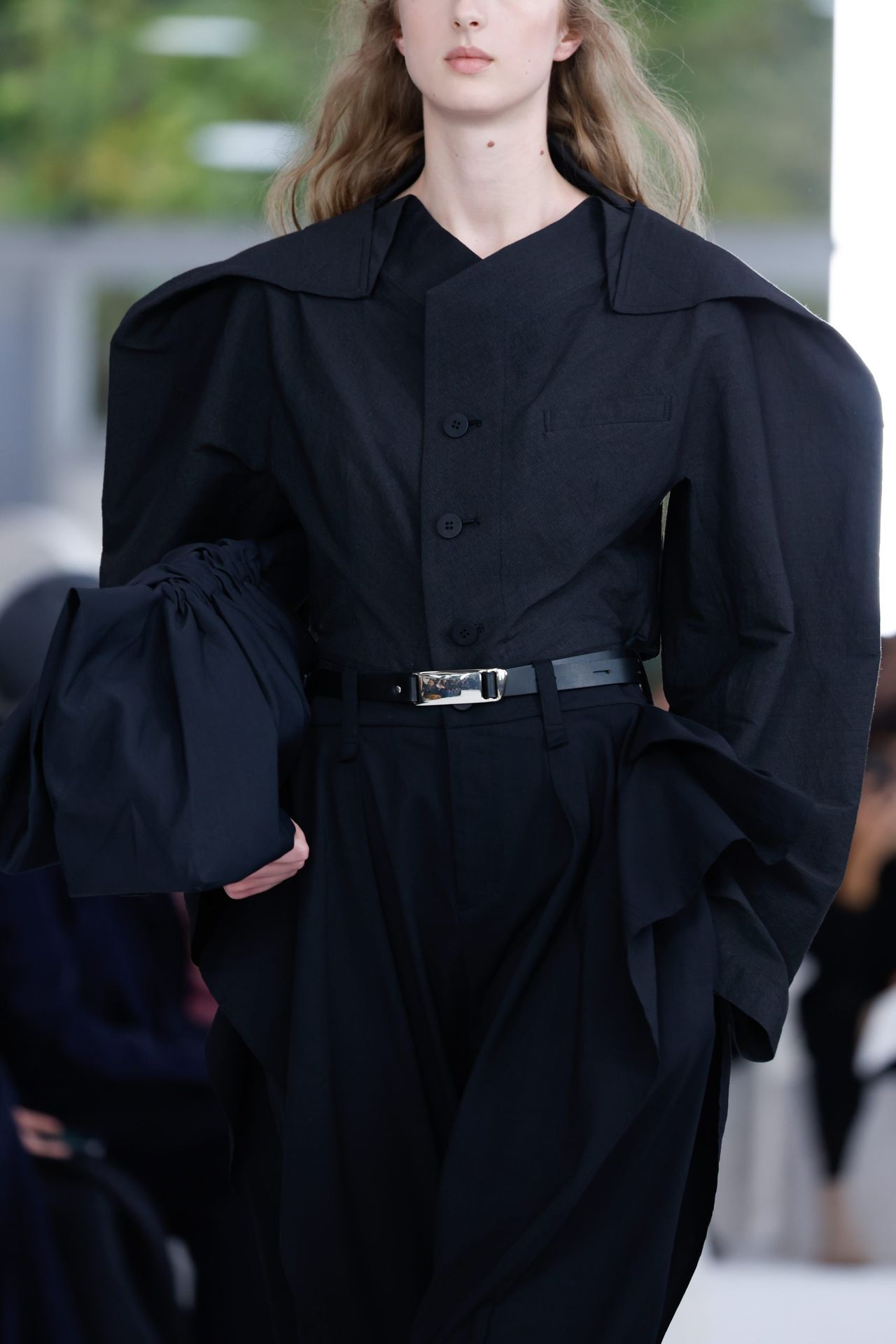 ISSEY MIYAKE 2025春夏コレクション:和紙の美しさに魅せられて ISSEY MIYAKE 2025春夏コレクション:和紙の美しさに魅せられて