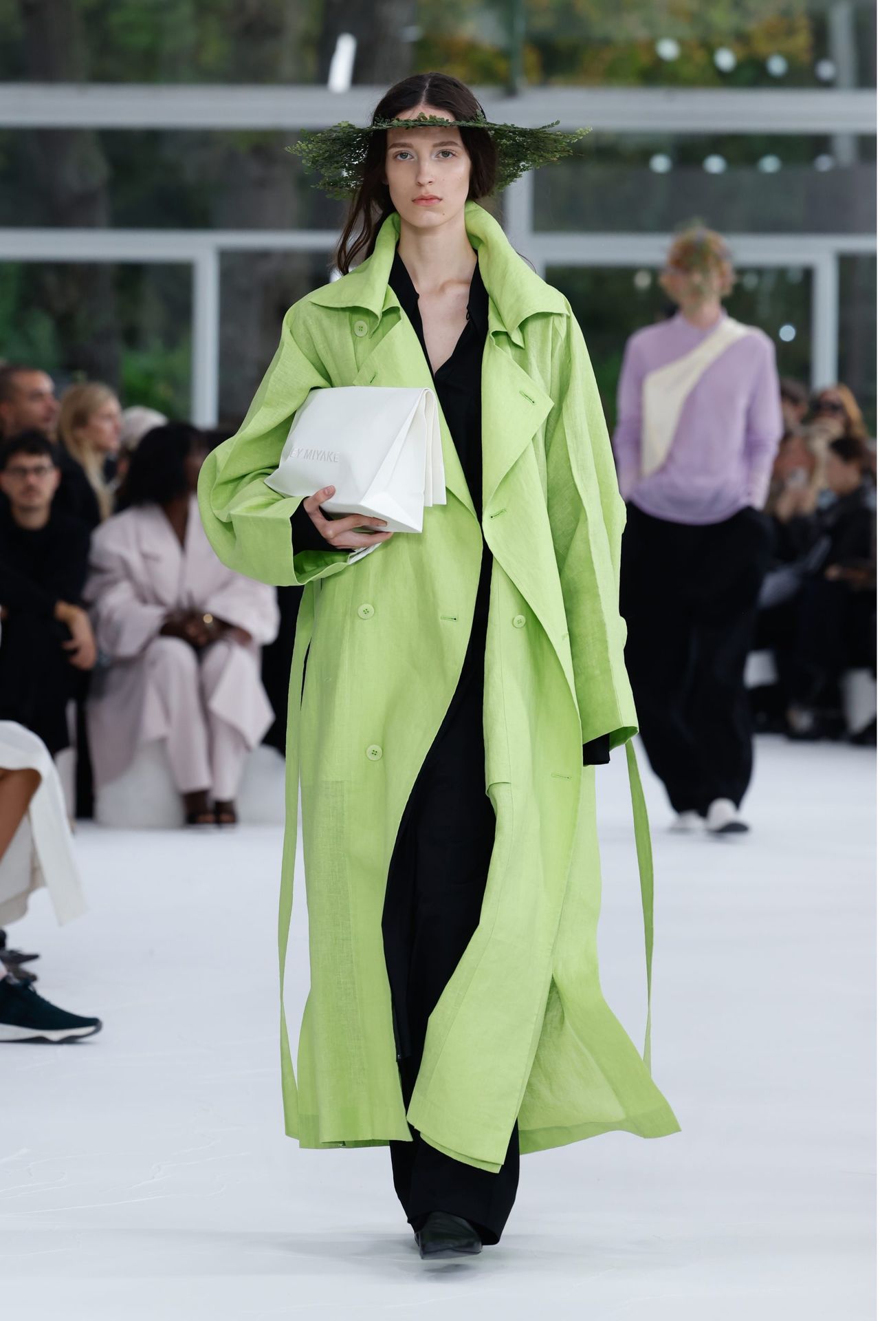 ISSEY MIYAKE 2025春夏コレクション：和紙の美しさに魅せられて