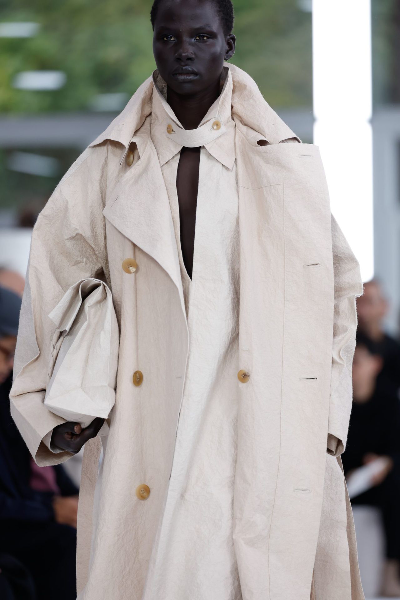 ISSEY MIYAKE 2025春夏コレクション:和紙の美しさに魅せられて ISSEY MIYAKE 2025春夏コレクション:和紙の美しさに魅せられて