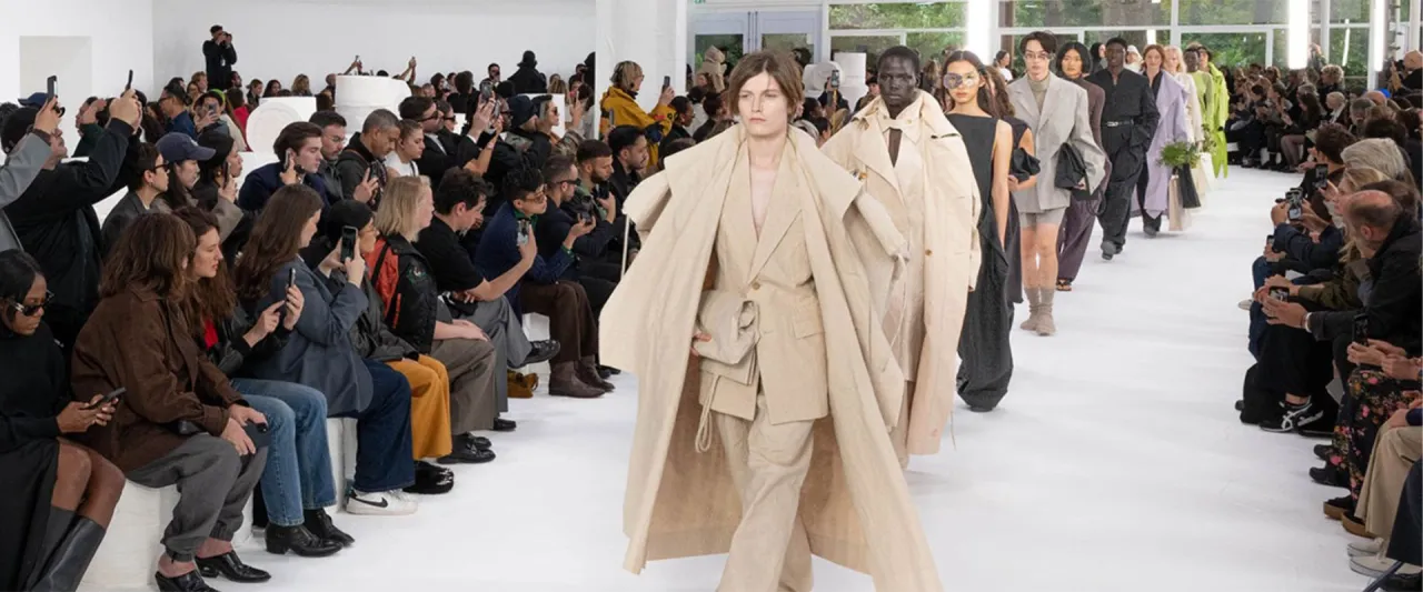ISSEY MIYAKE 2025春夏コレクション：和紙の美しさに魅せられて