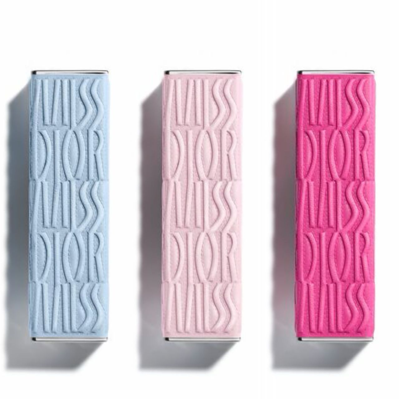 ライトブルー、ライトピンク、鮮やかなピンクの3色のディオール リップスティック ケース。 それぞれに「MISS DIOR」のロゴが縦にエンボス加工であしらわれています。