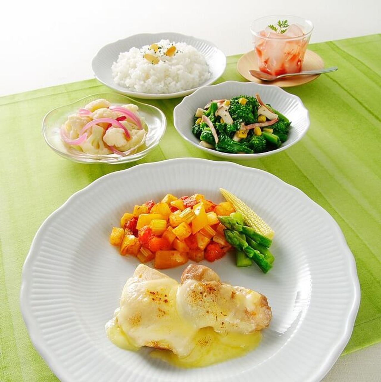 お食事​宅配便の画像。色とりどりの料理と盛り付けイメージ。