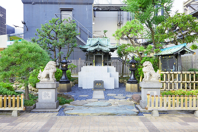 松屋銀座屋上に鎮座する龍光不動尊。1929年よりお客様と店舗の守護を祈念し、平安神宮や神田明神の設計者・青池安太郎による社殿。
