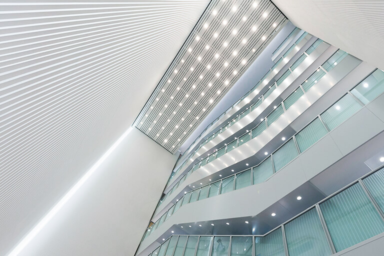 松屋銀座の象徴的な多層構造のモダン建築インテリア。ガラスパネルと洗練された直線、明るい天井照明が特徴。